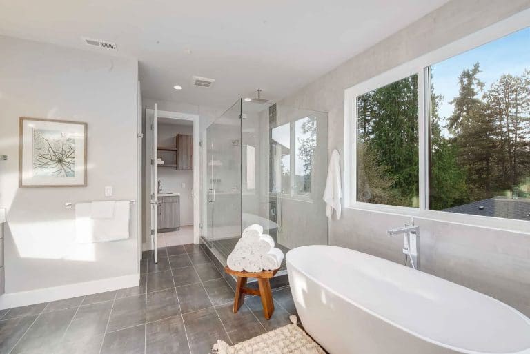 Main bathroom with tub